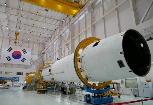 The KSLV-II rocket is assembled at the launch vehicle assembly building at the Naro Space Center in Goheung County, South Jeolla, from Wednesday to Thursday. / Credit: Korea Aerospace Research Institute